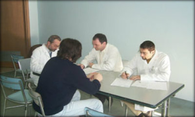 Immagine: foto di Una Commissione Medico-Legale di accertamento dell’invalidità. 4 persone in camice seduti intorno ad un tavolo