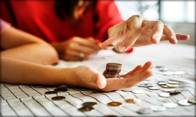 Immagine: foto di mani che contano i soldi spiccioli