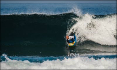 Foto: Massimo Mattei con la sua tavola da surf cavalca un'onda