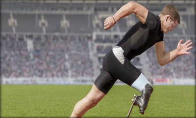 Immagine: foto primopiano di un uomo che sta partendo per una corsa, con ausilio ad una gamba