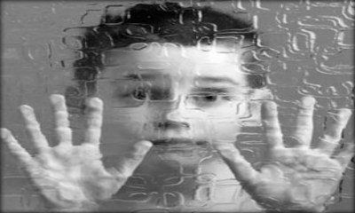 Immagine: foto di un bambino costretto dietro un vetro