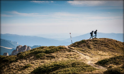 Immagine: foto in lontanazna di due persone che camminano in montagna