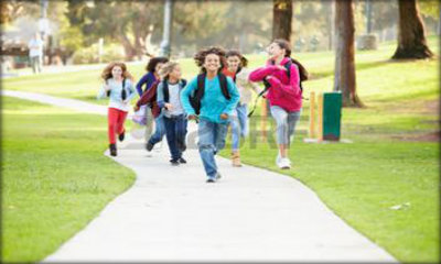Immagine:foto di un gruppo di bambini che corrono in un parco