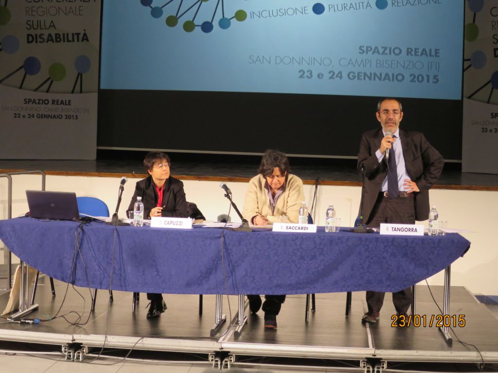 Tavolo relatori con Sandra Capuzzi, Stefania Saccardi e Raffaele Tangorra in piedi che parla