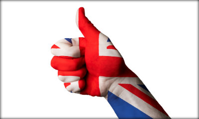 Immagine: foto di una mano colorata con i colori della bandiera inglese con pollice alzato