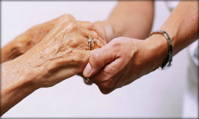 Immagine: foto di due mani che sostengono altre due mani