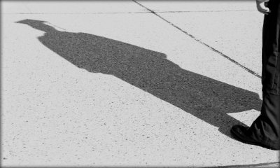 Immagine: foto dell'ombra di una persona con vestito tipico del laureato