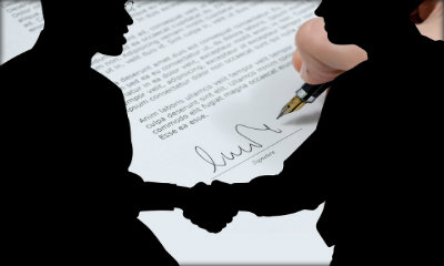 Immagine: illustrazione due uuomini si stringono la mano, in secondo piano si vede una penna che firma un contratto