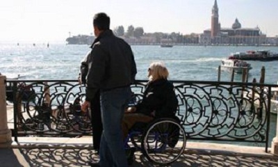 Immagine: un uomo e una donna sull'argine di un canale a Venezia