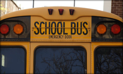 Immagine: foto frontale di un bus giallo tipico americano
