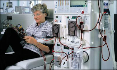 Immagine: signora anziana in dialisi