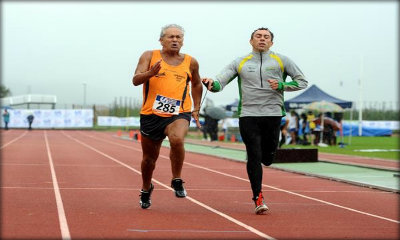 Immagine: foto dell'atleta che sta correndo con il suo accompagnatore