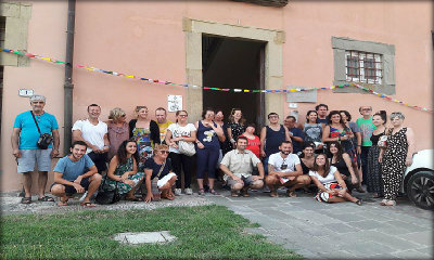 Immagine: foto di gruppo davanti all'entrata della villa
